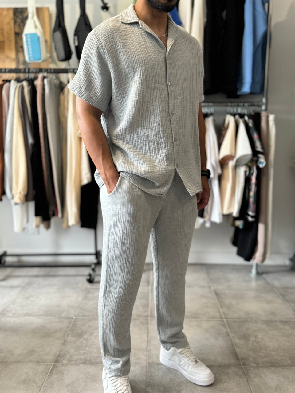 Ensemble léger gris chemise pantalon fluide