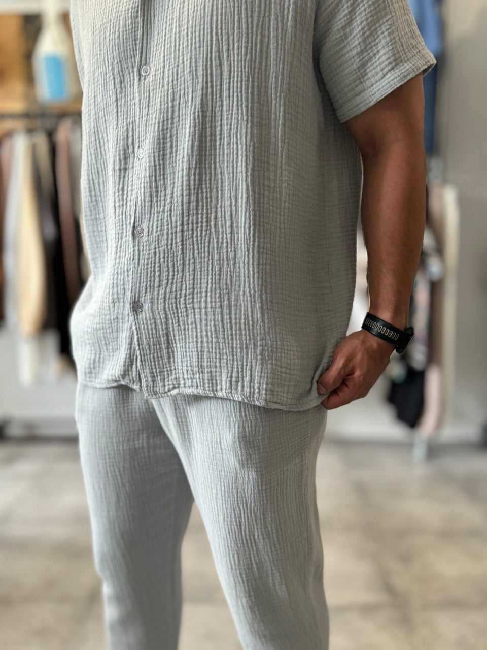 Ensemble léger gris chemise pantalon fluide