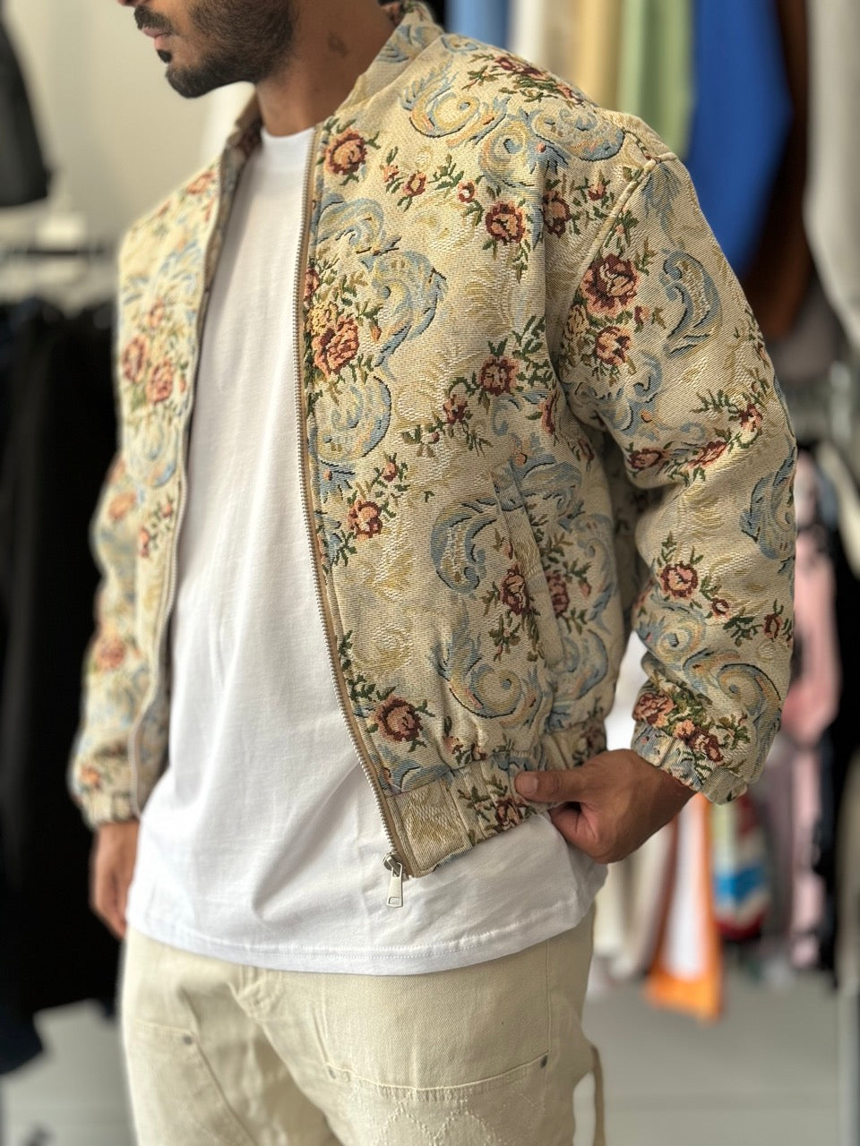 Veste de couleur beige motif fleurs