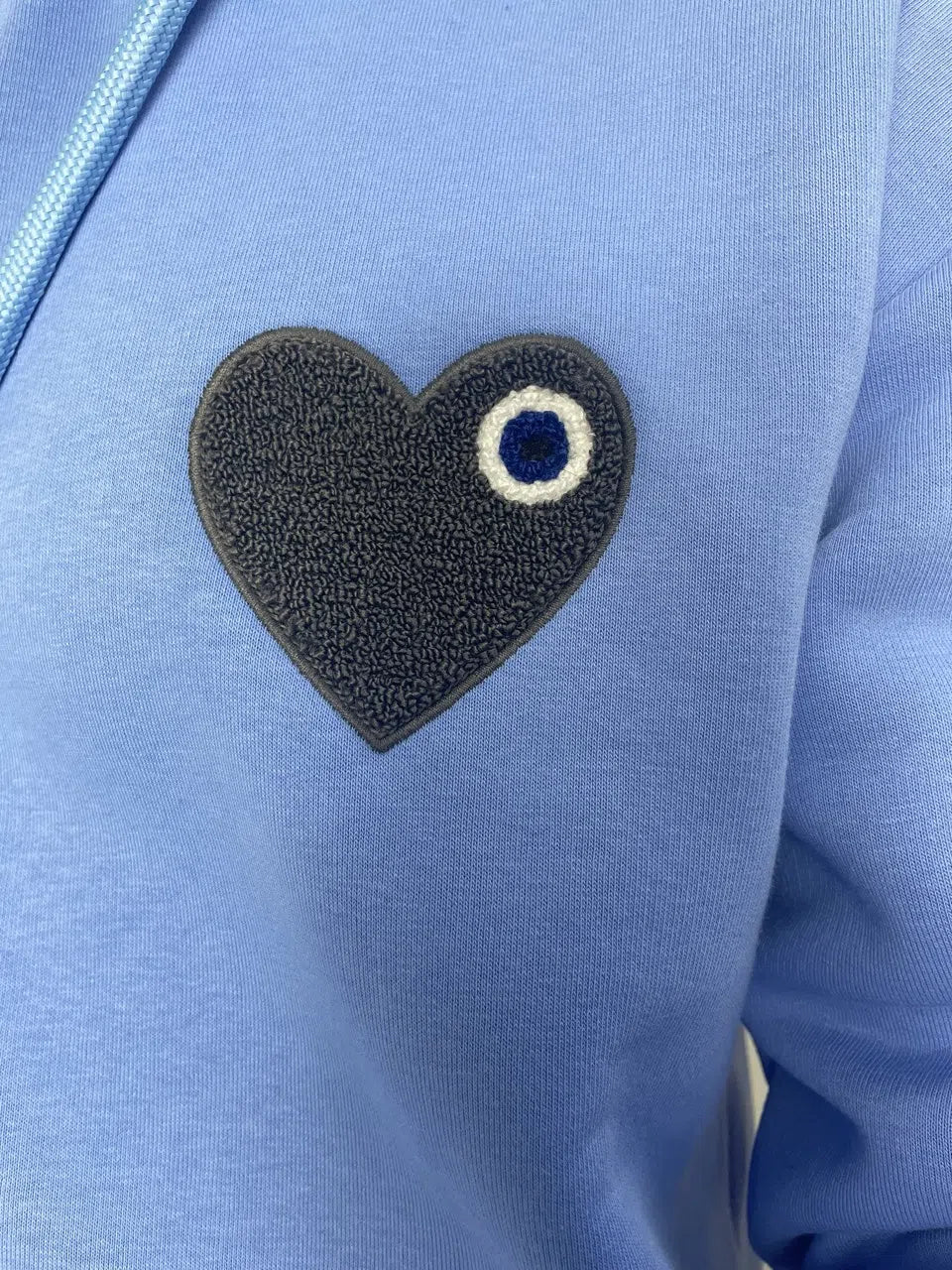 Sweat-shirt à capuche bleu avec coeur brodé Anthracite