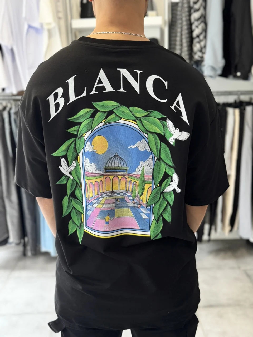T-shirt blanca de couleur noire