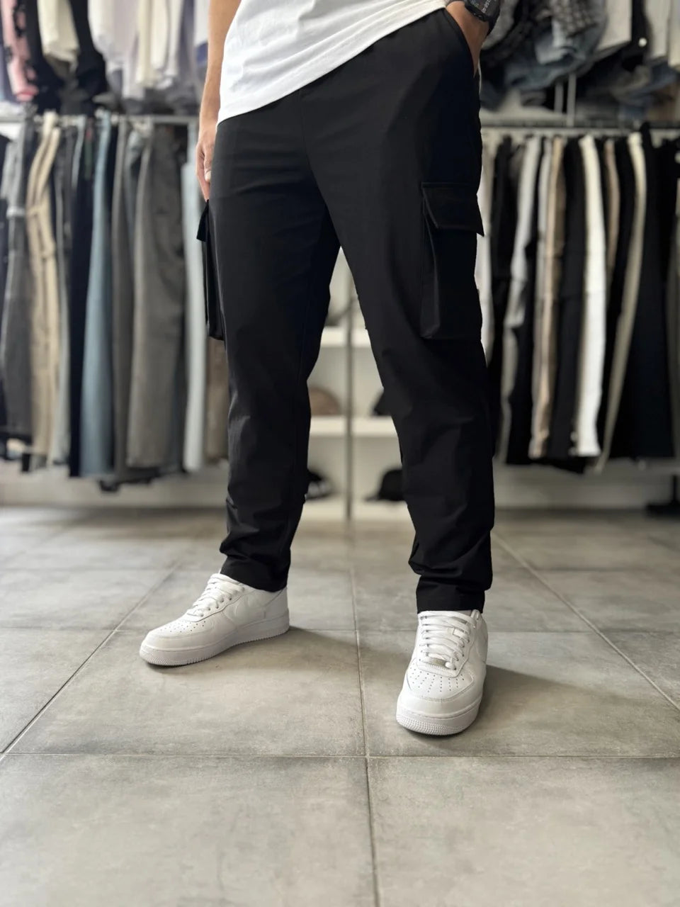 Pantalon cargo noir simple coupe droite élastique