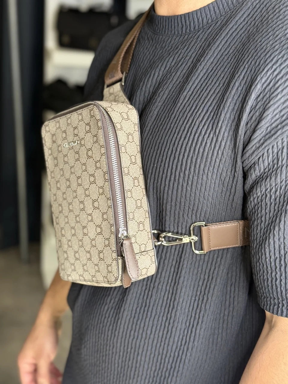 Banane Chabrand de couleur beige avec motifs « C » de couleur marron équipée d’une bandoulière marron qui ce porte à l’avant du torse | Lyon