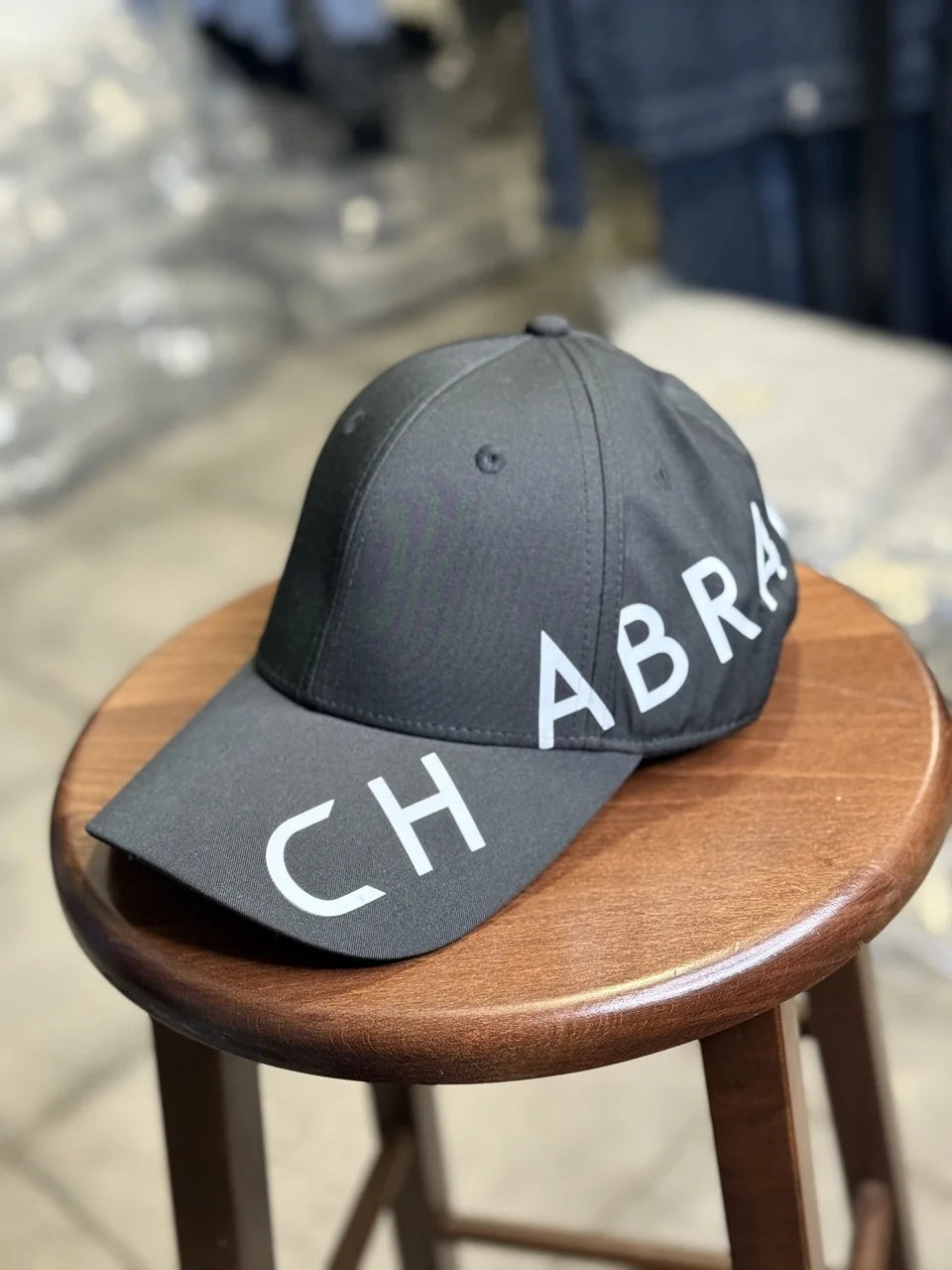 Casquette Chabrand de couleur noir avec motifs écriture latérale Chabrand de couleur blanc| Lyon