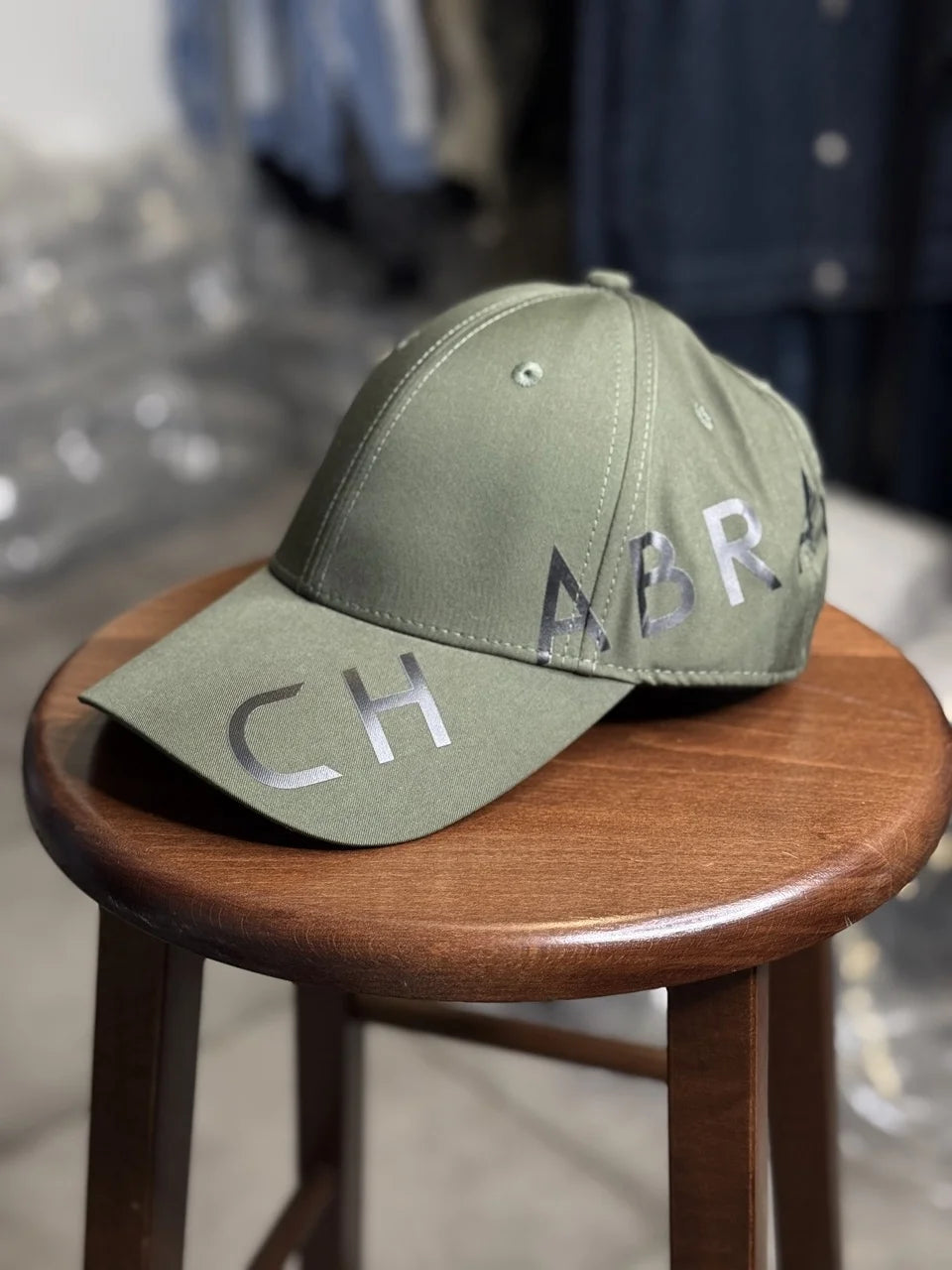 Casquette Chabrand de couleur kaki avec motifs écriture latérale Chabrand de couleur noir | Lyon