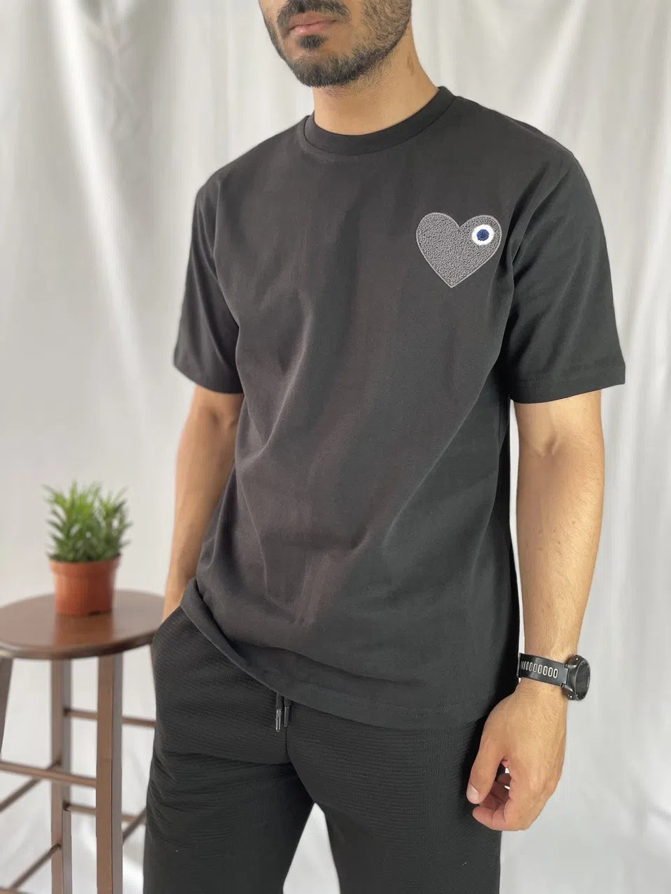 T-shirt noir coeur anthracite brodé