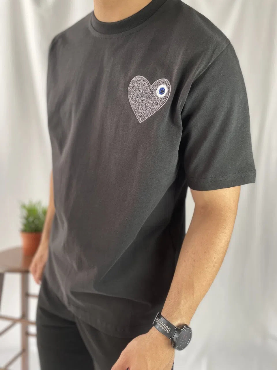 T-shirt noir coeur anthracite brodé