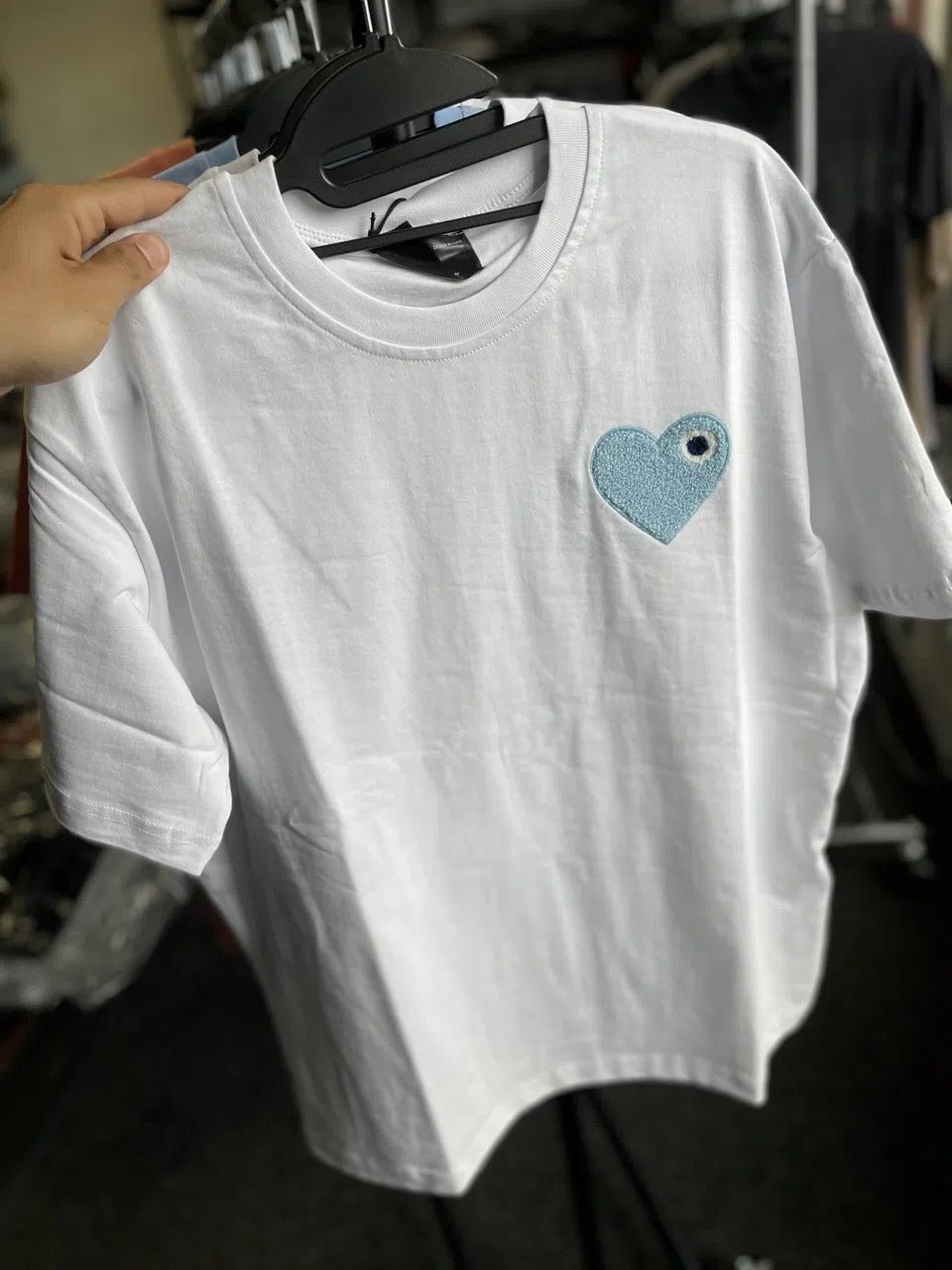 T-shirt blanc coeur bleu brodé