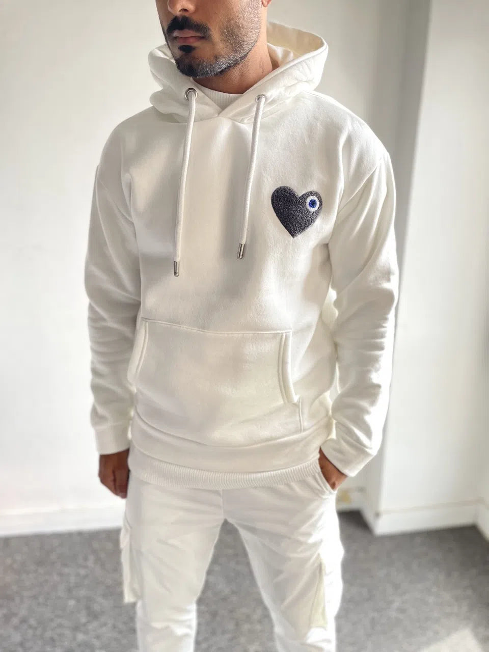 Sweat-shirt à capuche Blanc avec coeur brodé anthracite