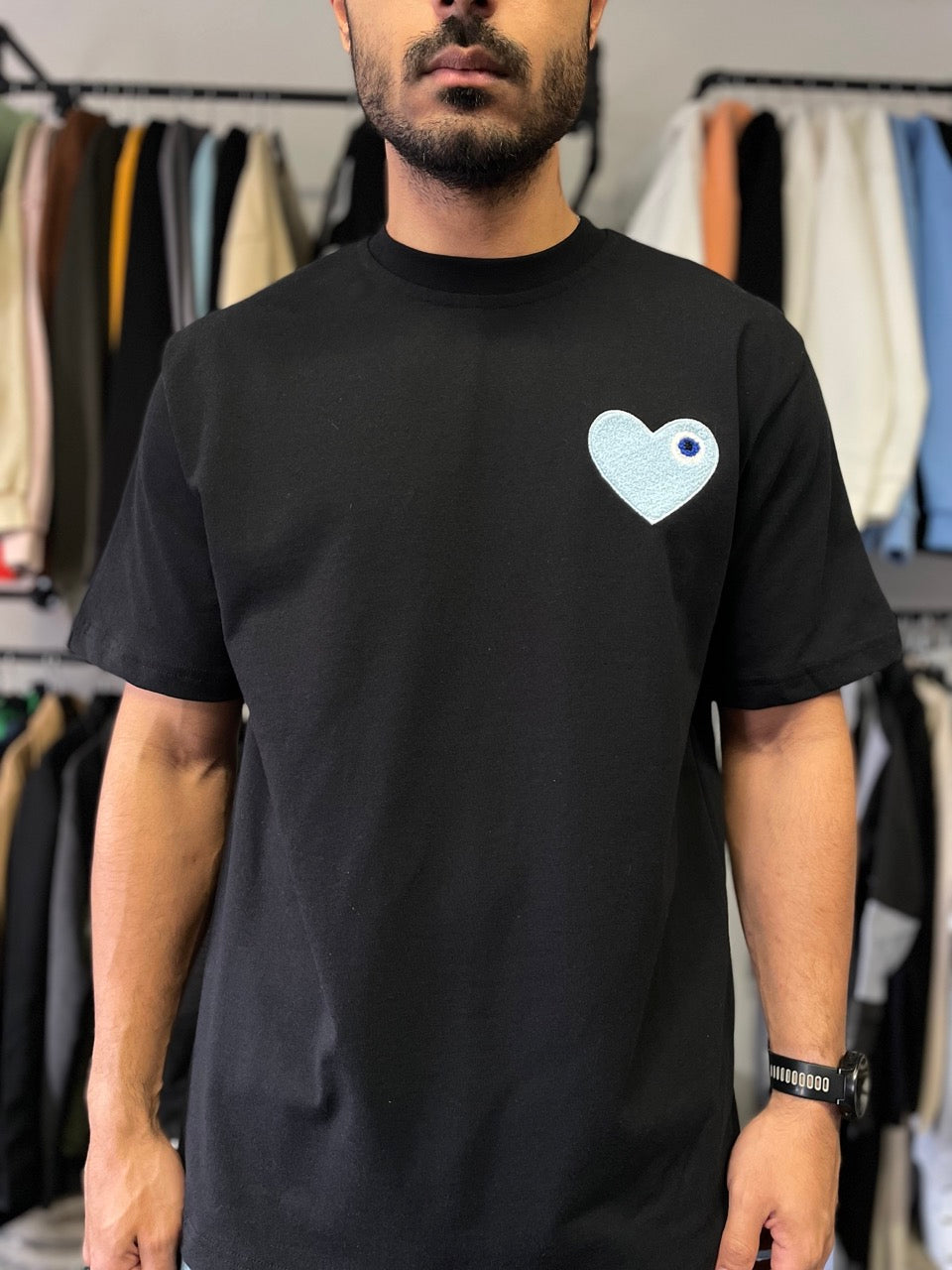 T-shirt noir coeur bleu ciel brodé