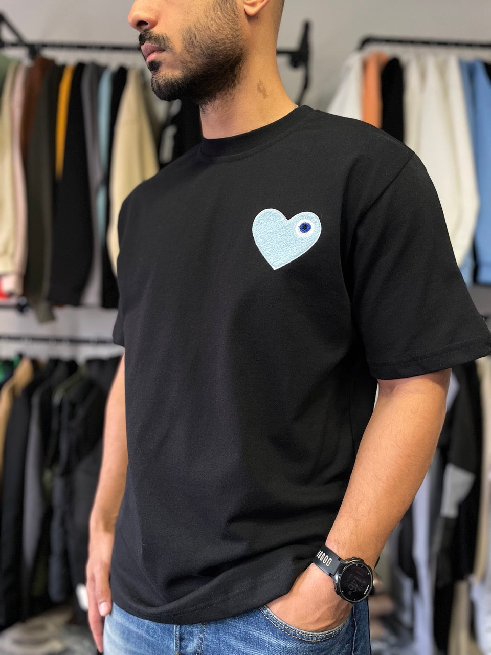 T-shirt noir coeur bleu ciel brodé